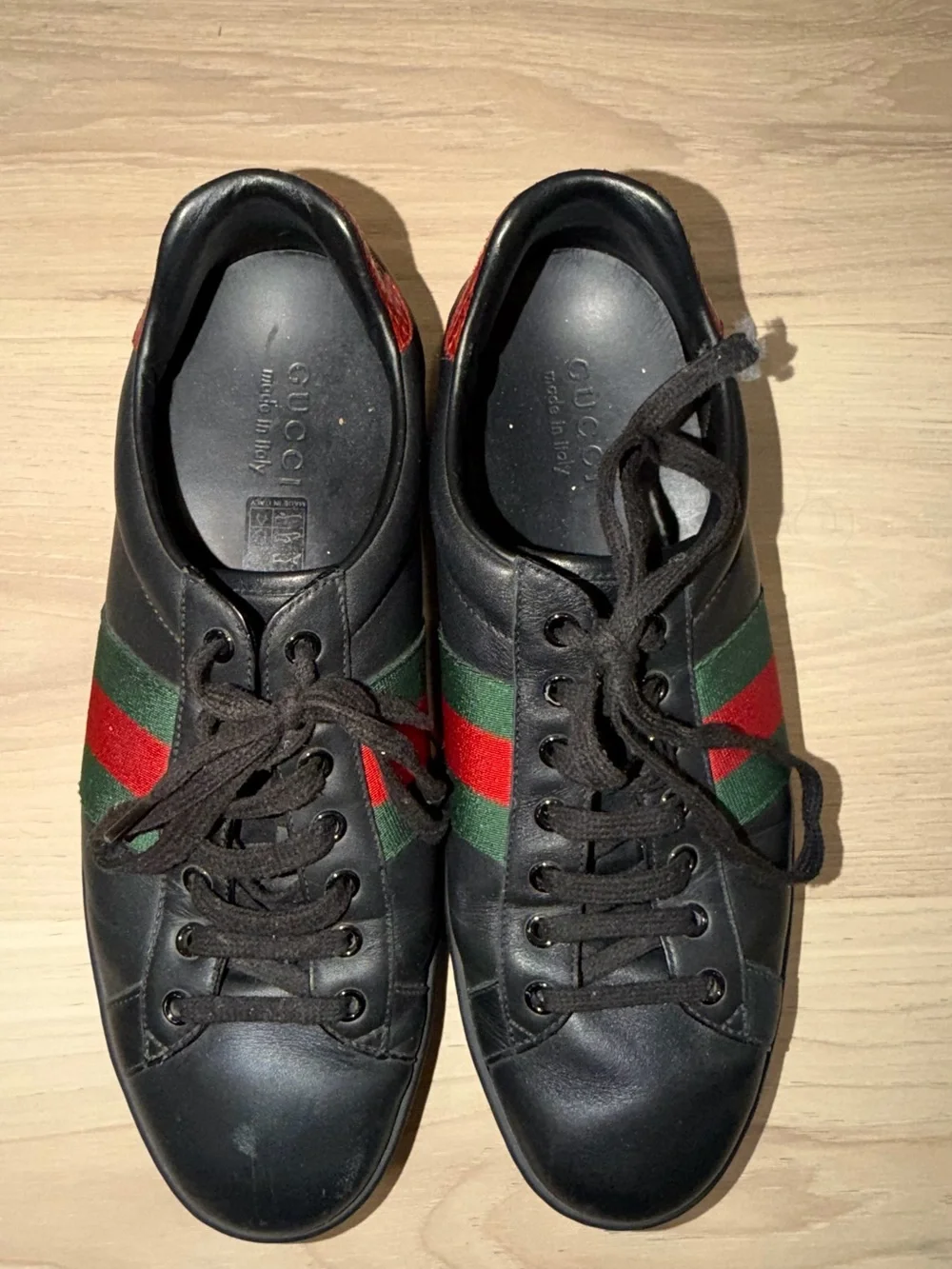 Gucci Black Leather Low-Top Sneakers with Red and Green Stripe